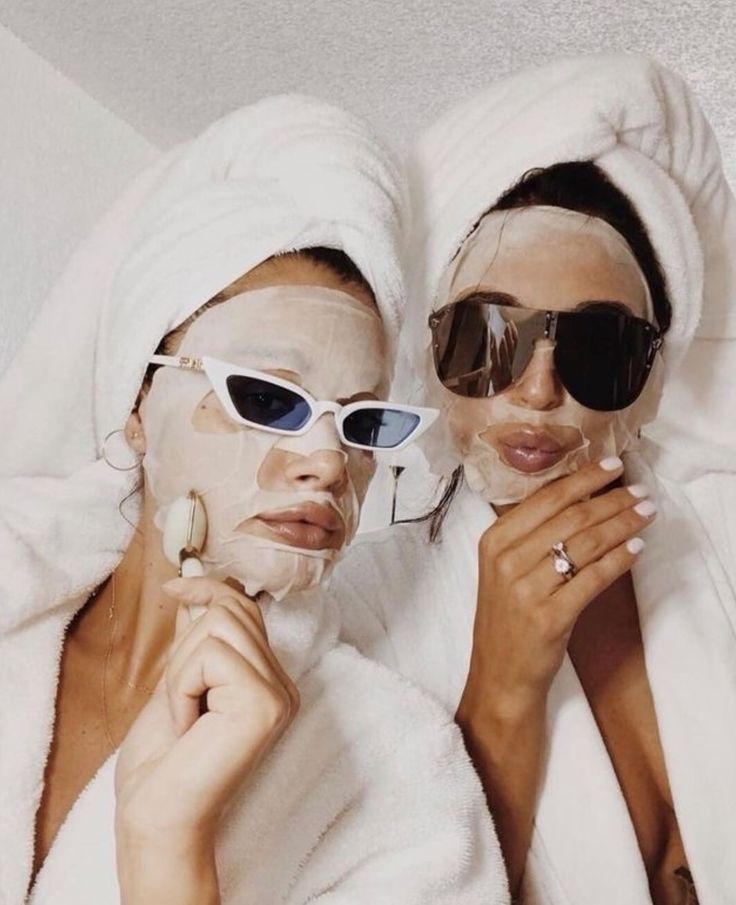 Les fondatrices de Cleo Care faisant leurs soins skincare ensemble